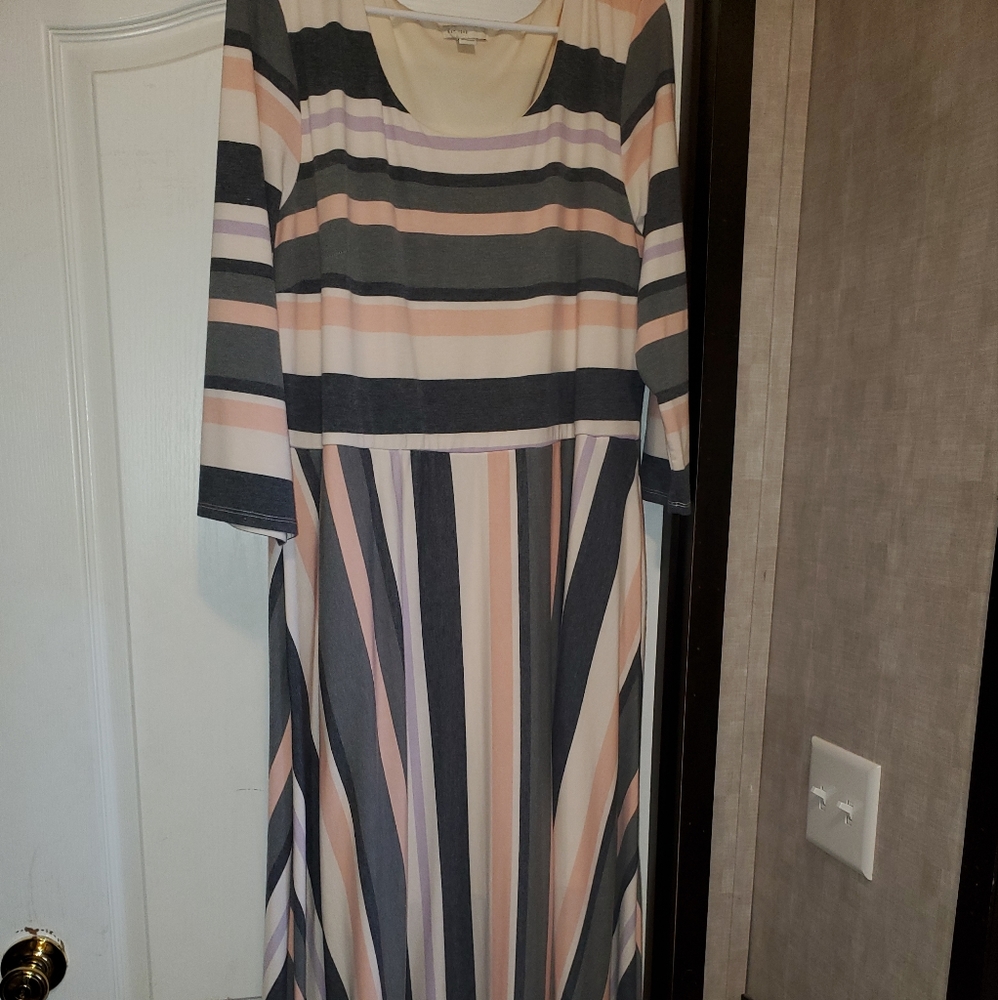 Beautiful Cato dress. Grey, peach, and cream. Size XL